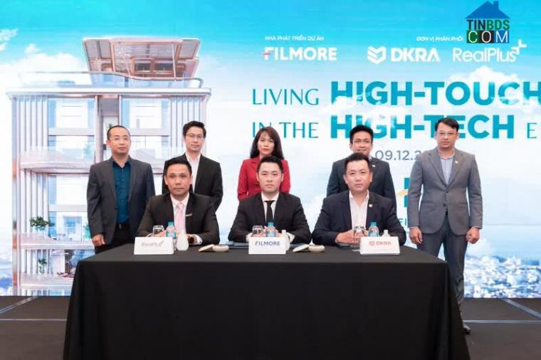 Ông Nguyễn Tấn Danh - Chủ tịch HĐQT Filmore Development (hàng ngồi, ở giữa) và ông Phạm Lâm - Chủ tịch HĐQT kiêm CEO DKRA Vietnam (hàng ngồi, bên phải) thực hiện nghi thức ký kết hợp tác phân phối chiến lược