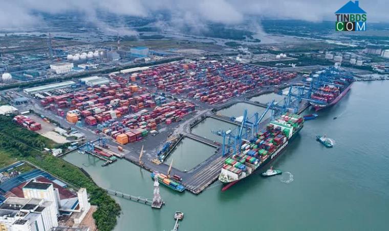 Phú Mỹ tập trung các khu công nghiệp lớn đã đi vào hoạt động và cảng biển quốc tế Cái Mép- Thị Vải hàng năm thu hút lượng lớn lượt lao động vào khu vực sinh sống và làm việc