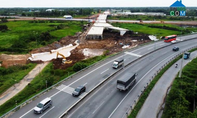 Một đoạn cao tốc Trung Lương - Mỹ Thuận đã thông xe. Ảnh: báo Nhân Dân