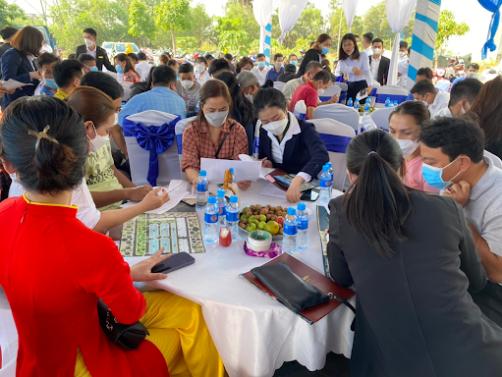 Rất đông khách hàng tìm hiểu cơ hội đầu tư nhà phố Paragon City