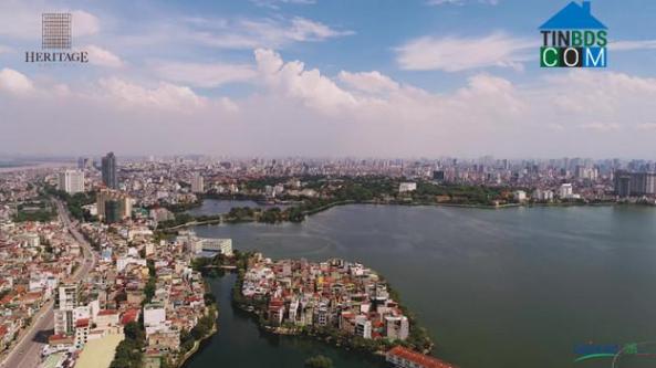 Những mảng không gian “hai màu xanh” của cây và hồ nước tạo nên không gian sống thư thái hiếm có tại Thủ Đô.