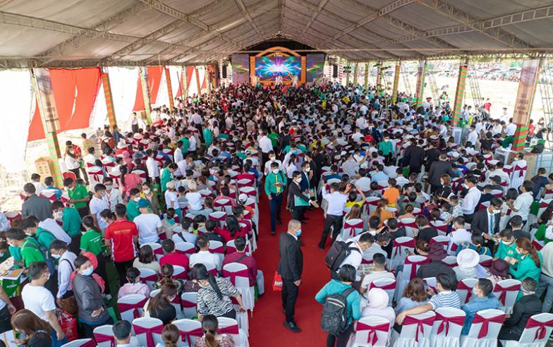 Quang cảnh lễ giới thiệu dự án 5F Capella với sự tham dự của hơn 2.000 khách hàng, lan tỏa sức nóng cho thị trường bất động sản Bình Dương.