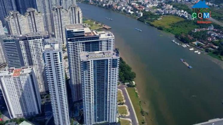 Dự án Sunwah Pearl nằm ngay sát sông Sài Gòn, kế bên cầu Thủ Thiêm