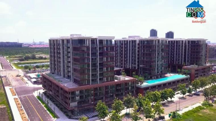 Các tòa căn hộ The Metropole Thủ Thiêm có thiết kế tường kính phản chiếu màu sắc và ánh sáng