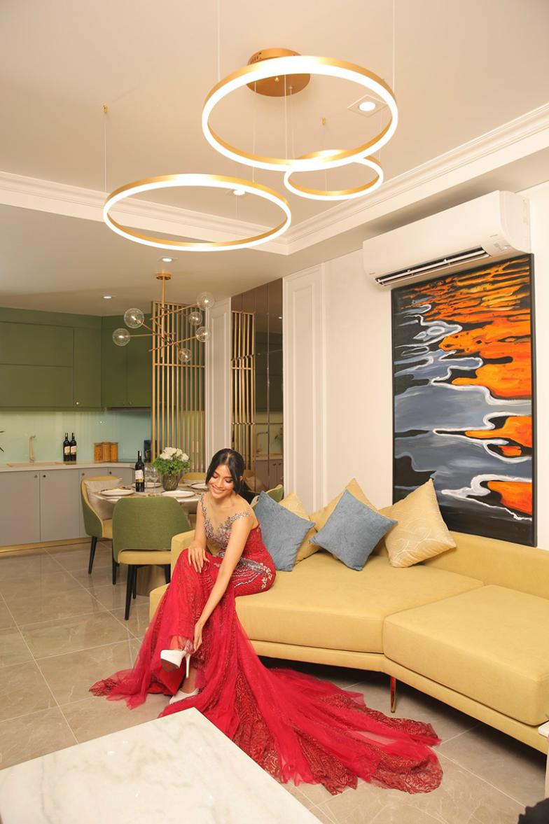 Ảnh Bộ ảnh Giáng Sinh rực rỡ của Á hậu Trương Thị May tại căn hộ Vogue Condosuites