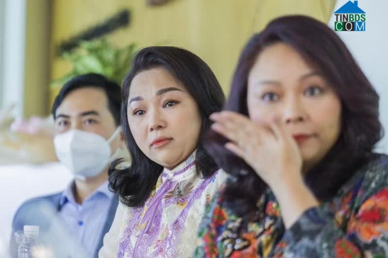 Bà Trần Thị Trọn Lành - Giám đốc Sàn giao dịch BĐS Nam Long rất xúc động khi chia sẻ lại những gì đã trải qua trong thời gian cao điểm dịch bệnh tại TP.HCM 