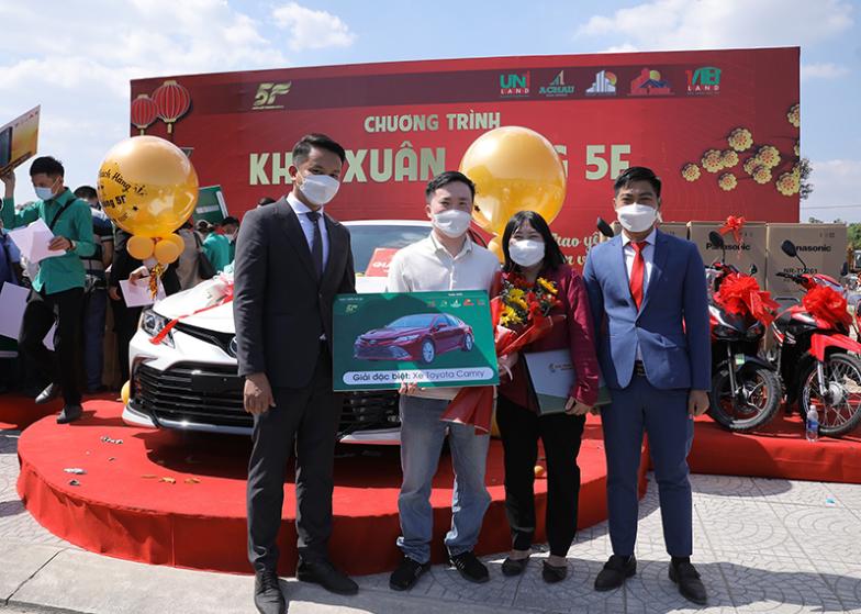 Khách hàng may mắn trúng giải đặc biệt là xe Toyota Camry trong chương trình “Khai xuân cùng 5F”.
