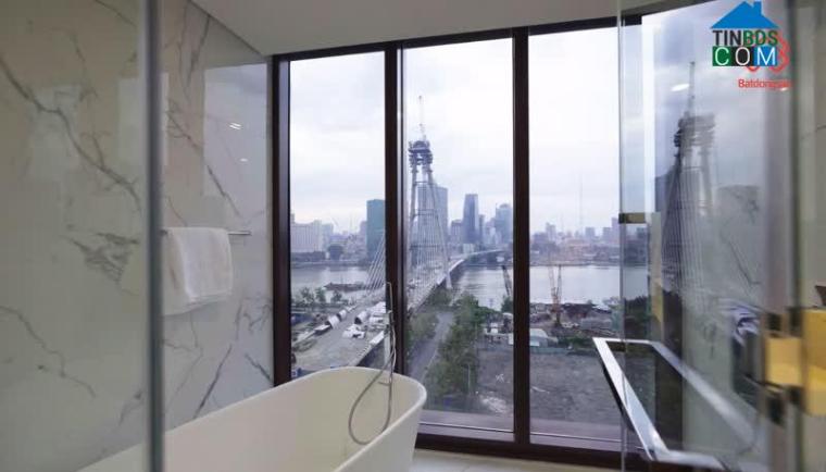 Phòng ngủ master có phòng tắm nhìn ra cầu Thủ Thiêm 2