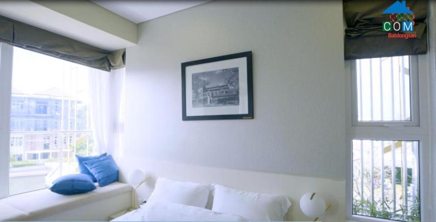 Phòng ngủ có diện tích vừa phải nhưng được thiết kế thông thoáng, nhiều ánh sáng tự nhiên