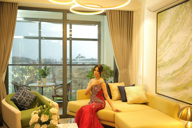 Ảnh Bộ ảnh Giáng Sinh rực rỡ của Á hậu Trương Thị May tại căn hộ Vogue Condosuites