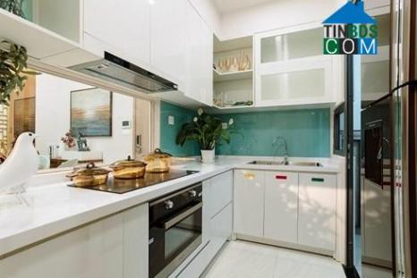 Thiết kế bếp đóng tránh mùi cho căn hộ, kết hợp mặt tường kính trong suốt quan sát được không gian bàn ăn và phòng khách bên ngoài