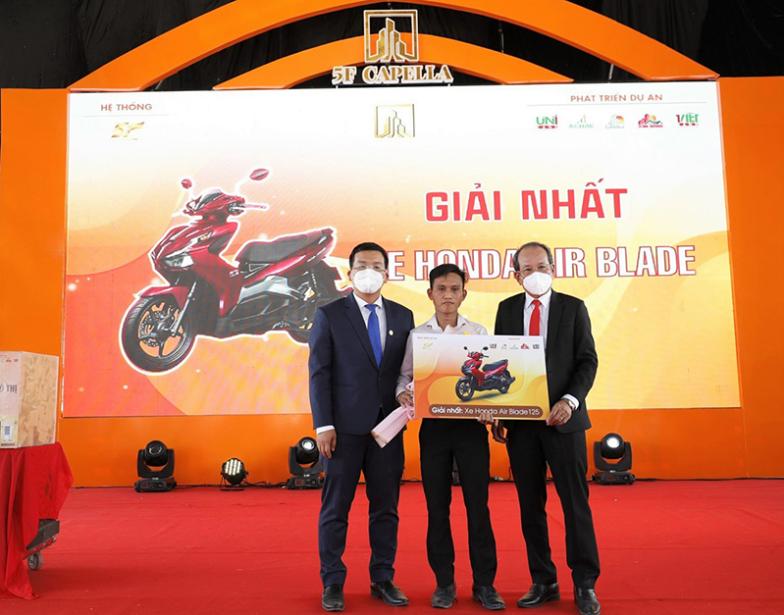 Một khách hàng may mắn giành giải Nhất là xe Honda Air Blade trong chương trình rút thăm trúng thưởng. Ngoài ra còn rất nhiều giải thưởng lớn như xe Honda SH, Smart tivi, tủ lạnh, máy giặt… cũng được trao cho khách hàng trong khuôn khổ lễ giới thiệu dự án 5F Capella.