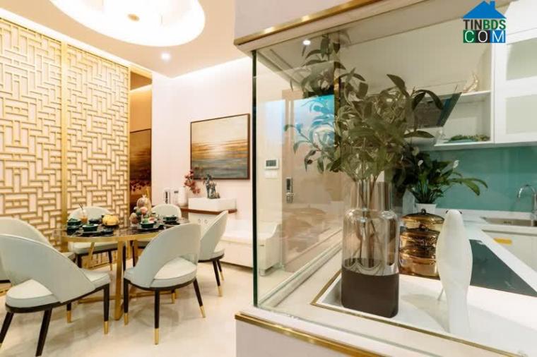 Thiết kế bếp đóng tránh mùi cho căn hộ, kết hợp mặt tường kính trong suốt quan sát được không gian bàn ăn và phòng khách bên ngoài