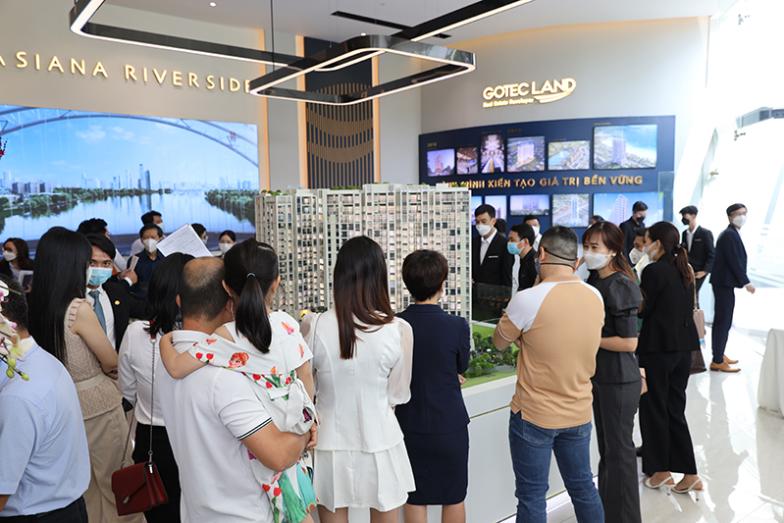 Khách hàng tìm hiểu hệ thống tiện ích hoàn chỉnh và khép kín của dự án ngay sa bàn mẫu