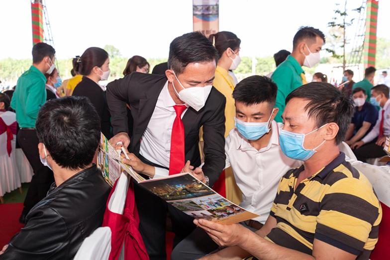 Nhân viên kinh doanh của Hệ thống 5F tận tình tư vấn giúp khách hàng chọn lựa sản phẩm tốt nhất.