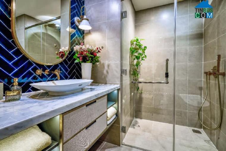 Nội thất nhà tắm đang trang bị các thiết bị thương hiệu như: vòi rửa Grohe, bồn rửa Toto, vòi sen tắm âm tường Davas…