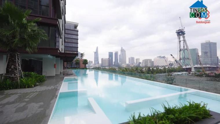 Hồ bơi nội khu The Metropole nhìn toàn cảnh cầu Thủ Thiêm 2 và các tòa nhà biểu tượng của TP.HCM