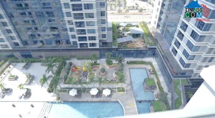 Một góc tiện ích nội khu Sunwah Pearl, nổi bật là hồ bơi chân mây 1000m2