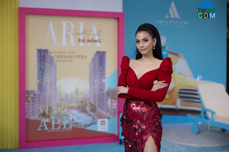 Ảnh Bộ ảnh Giáng Sinh rực rỡ của Á hậu Trương Thị May tại căn hộ Vogue Condosuites