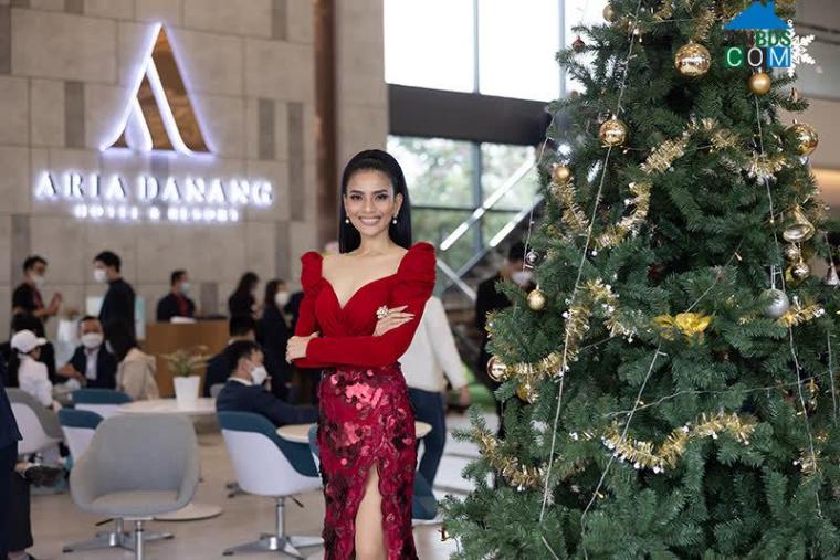 Ảnh Bộ ảnh Giáng Sinh rực rỡ của Á hậu Trương Thị May tại căn hộ Vogue Condosuites