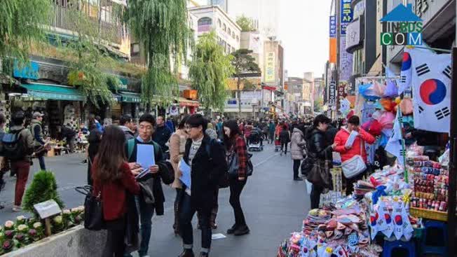 Các tuyến phố đi bộ không chỉ là điểm đến thu hút hàng triệu du khách mà còn trở thành cú hích tạo nên những khu vực bất động sản đắt đỏ (Ảnh: Phố đi bộ tại Seoul – Hàn Quốc)