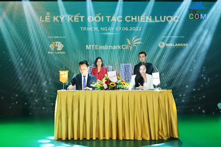 Đại diện nhà phát triển dự án Rio Land ký kết hợp tác với các đối tác phân phối chiến lược