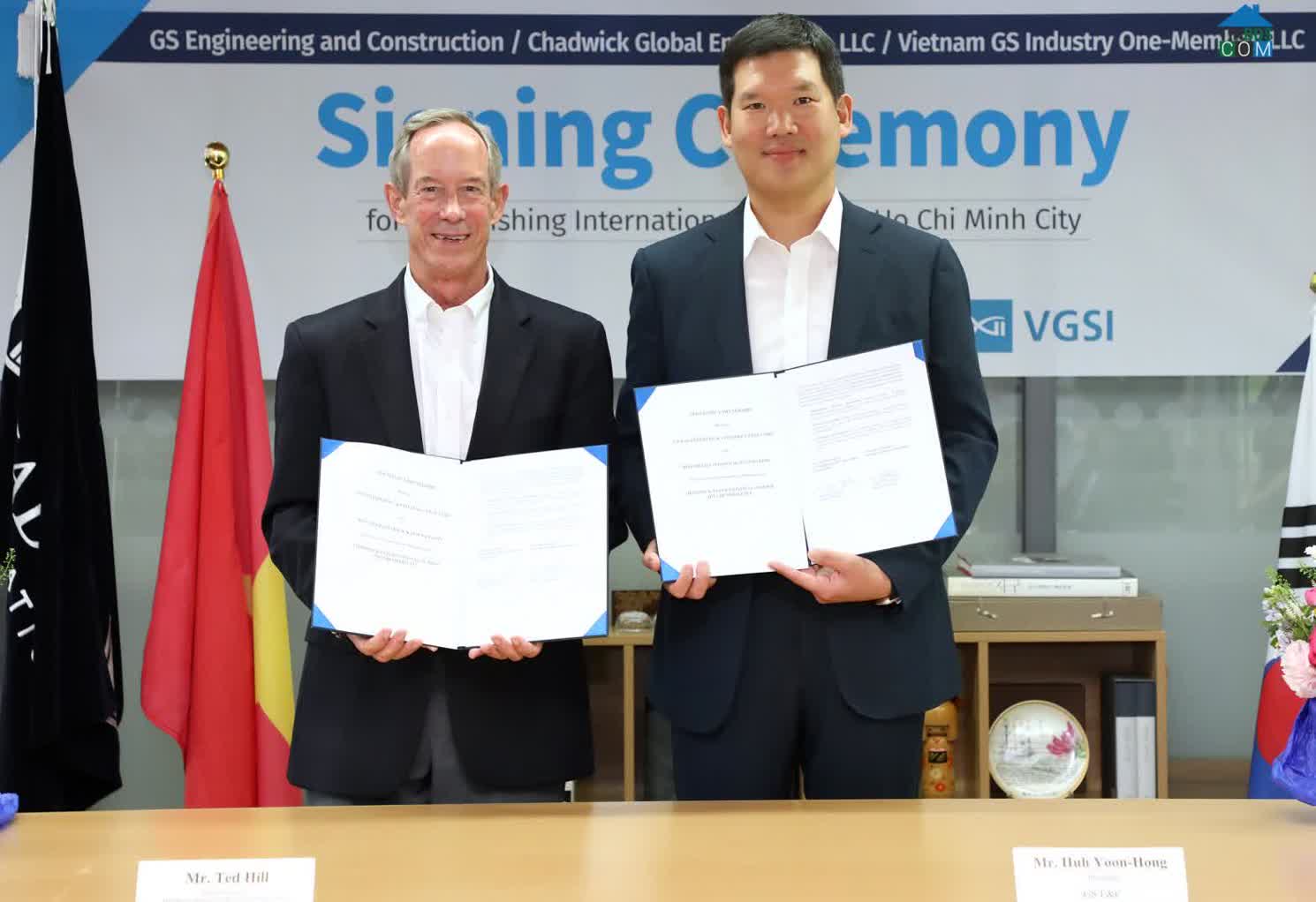 Ông Ted Hill (bên trái) - đại diện trường Chadwick và ông Huh Yoon-Hong (đại diện VGSI) tại buổi ký kết. Ảnh: VGSI