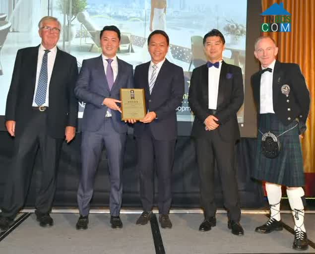 Ông Nguyễn Tấn Danh và Andy Han (Chủ tịch và tổng giám đốc của Filmore Development, thứ hai và ba từ trái sang) nhận giải thưởng của Asia Pacific Property Awards tại Luân Đôn.