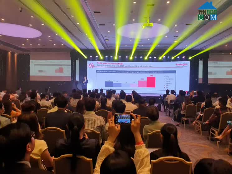 Ông Nguyễn Quốc Anh, Phó Tổng giám đốc Tinbds.COM trình bày về thị trường BĐS cả nước trong quý 2/2022. Ảnh Tinbds.COM.