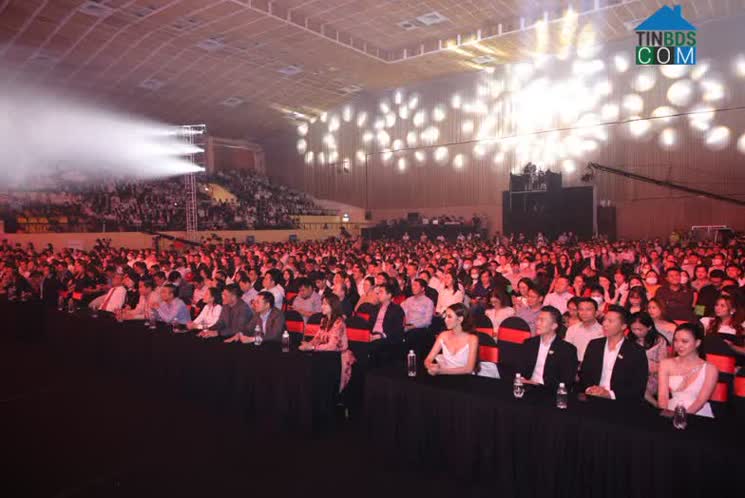 Hơn 3000 khách mời tham gia sự kiện ra mắt Toppenland tại nhà thi đấu quân khu 7, TP.HCM.