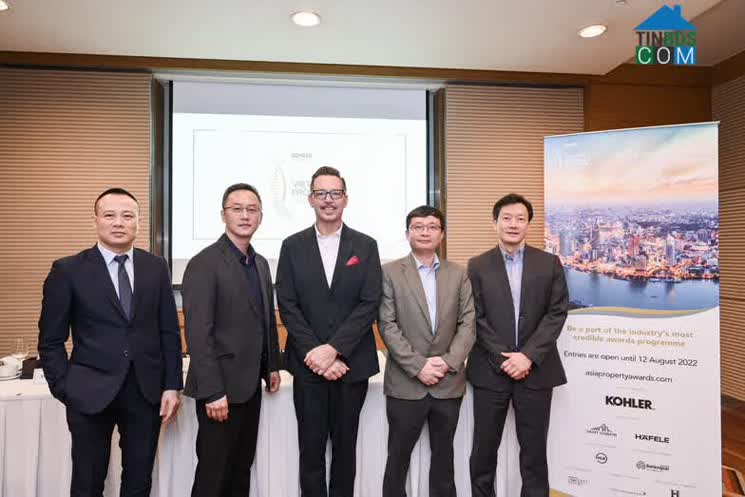 Ông Robert Vũ, CEO Tinbds.COM (ngoài cùng bên phải) có mặt tại buổi ra mắt Giải thưởng bất động sản Việt Nam PropertyGuru - VPA 2022 cùng đại diện Ban tổ chức và Ban giám khảo của Giải thưởng