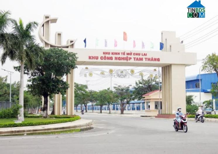 Cổng vào khu công nghiệp Tam Thăng, nằm trong khu kinh tế mở Chu Lai, Quảng Nam