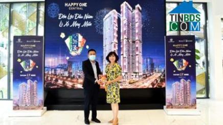 Khách hàng nhận lì xì may mắn, đón lộc đầu năm từ đại diện Vạn Xuân Group, ngày 17/2/2022.