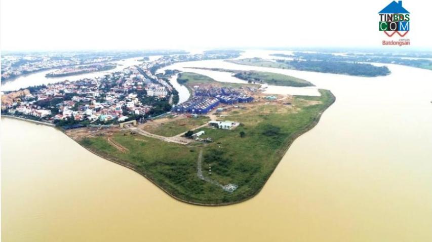 Dự án Hoian d'Or nằm trên Cồn Bắp, được bao quanh bởi sông Thu Bồn, liền kề Phố cổ 