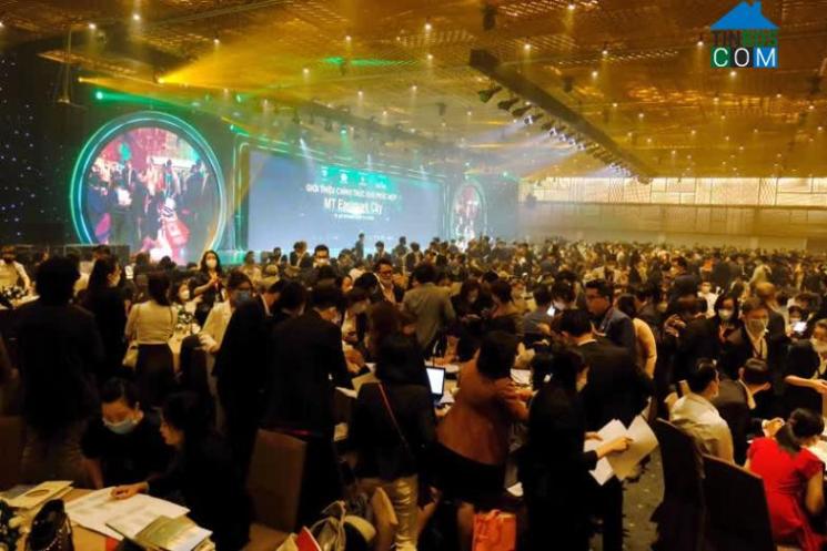  Đông đảo khách hàng tìm hiểu dự án và lựa chọn căn hộ ưng ý