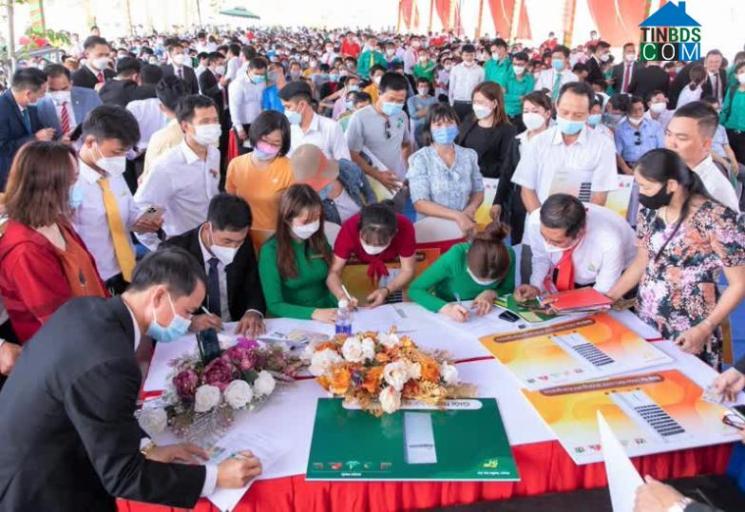 Đông đảo khách hàng mua một dự án đất nền do Hệ thống 5F phát triển tại Bình Dương.
