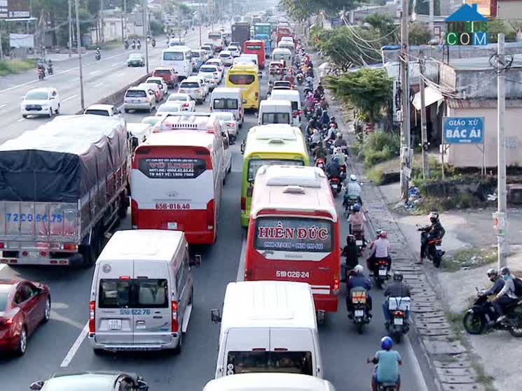 Kẹt xe trên quốc lộ 51. Khi cao tốc Biên Hòa - Vũng Tàu hoàn thành sẽ giảm tải cho tuyến đường này.