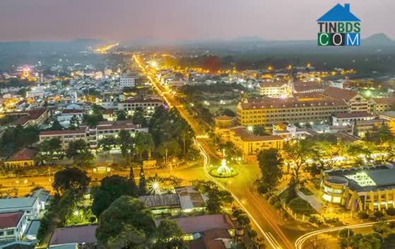 Trung tâm Long Khánh với phố đi bộ, chợ đêm và các khu đô thị được quy hoạch bài bản mở ra tiềm năng hấp dẫn cho nhà đầu tư (Ảnh: Trung tâm Long Khánh về đêm)