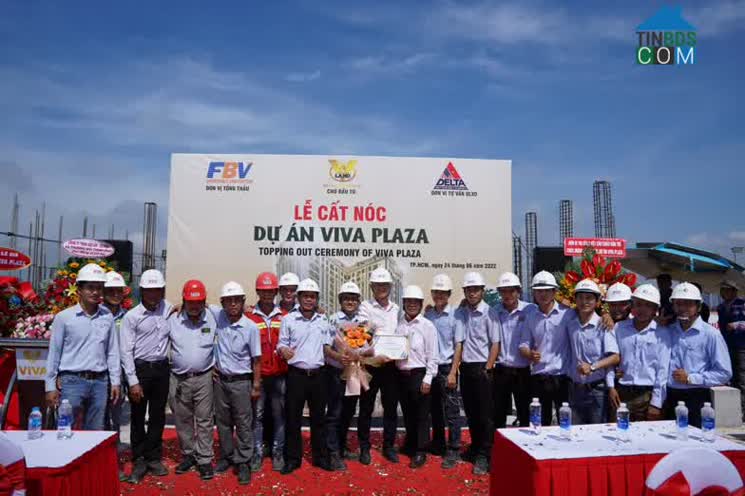 Khách hàng an tâm sở hữu căn hộ khi Viva Plaza đã tổ chức lễ cất nóc vào cuối tháng 6 vừa qua.
