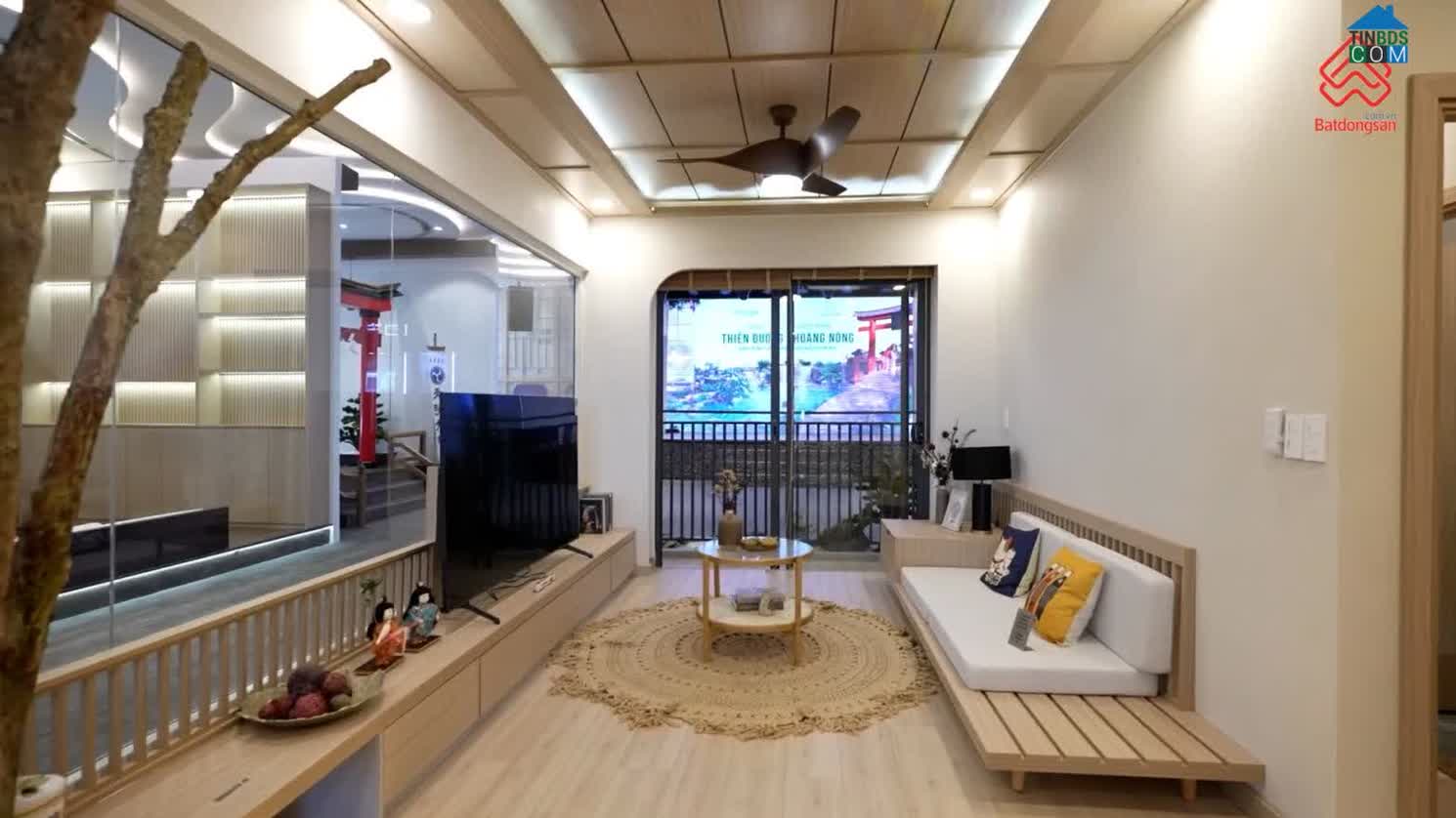 Phòng khách căn hộ mẫu Shizen Home với thiết kế cửa kính rộng.