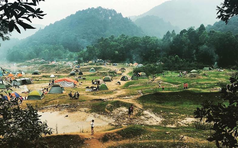 Nằm cách trung tâm thành phố Hà Nội 40km, Núi Hàm Lợn thuộc địa phận Sóc Sơn được nhiều bạn trẻ lựa chọn làm địa điểm để phượt, dã ngoại và cắm trại dịp cuối tuần.