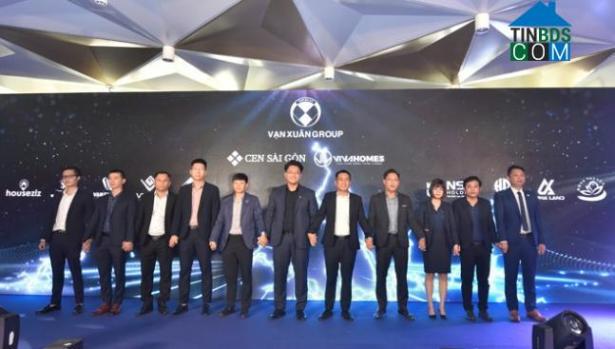 Đại diện chủ đầu tư, đơn vị phát triển và các đối tác đồng hành thực hiện nghi thức kick-off dự án Happy One Central năm 2022.