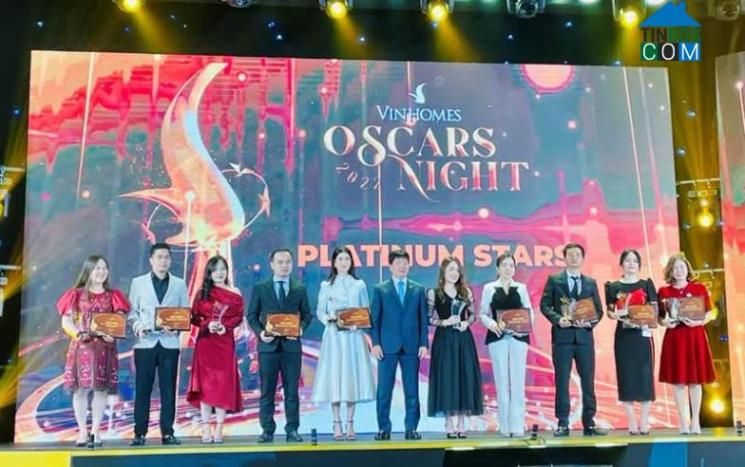 CEO Trần Thị Nguyệt nhận giải thưởng đại lý Platinum xuất sắc tại sự kiện Oscars Night 2022