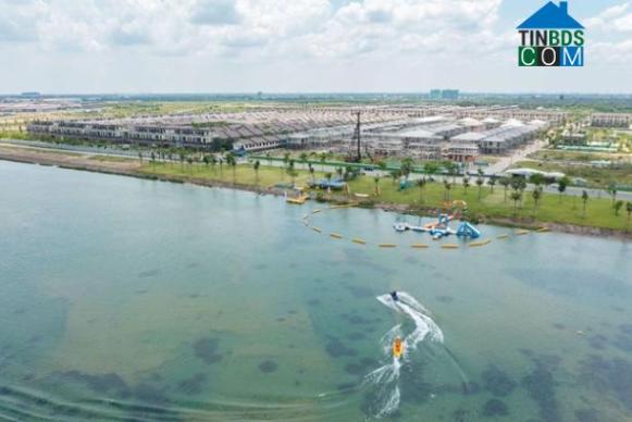 Không gian sông nước giúp chủ nhân khu compound The Aqua cảm nhận rõ sự gần gũi với thiên nhiên.