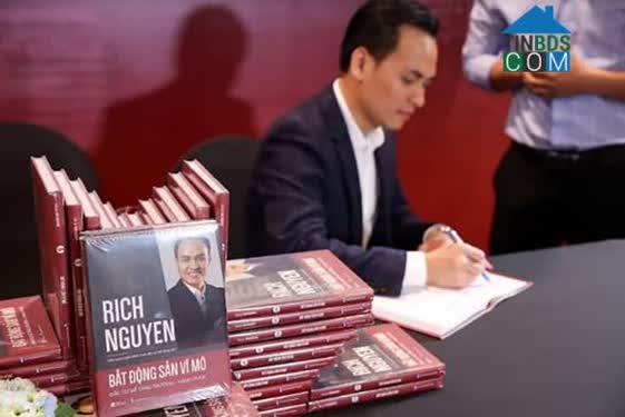 Tác giả Rich Nguyen ký tặng sách cho bạn đọc