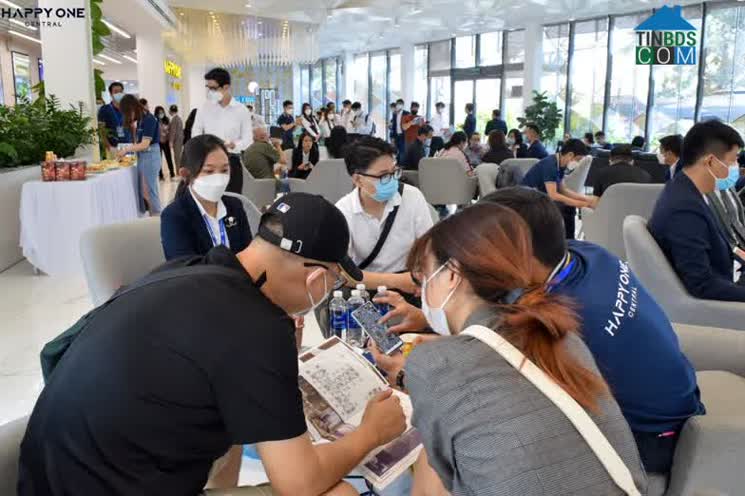 Khách nước ngoài quan tâm dự án Happy One Central.