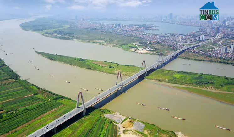 Quận Long Biên được bao bọc bởi hai bờ đê sông Hồng và sông Đuống