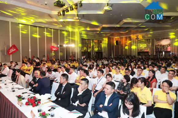 Không khí sôi động và hứng khởi đội ngũ K.I.S tại lễ ra quân siêu phẩm T&T Capella
