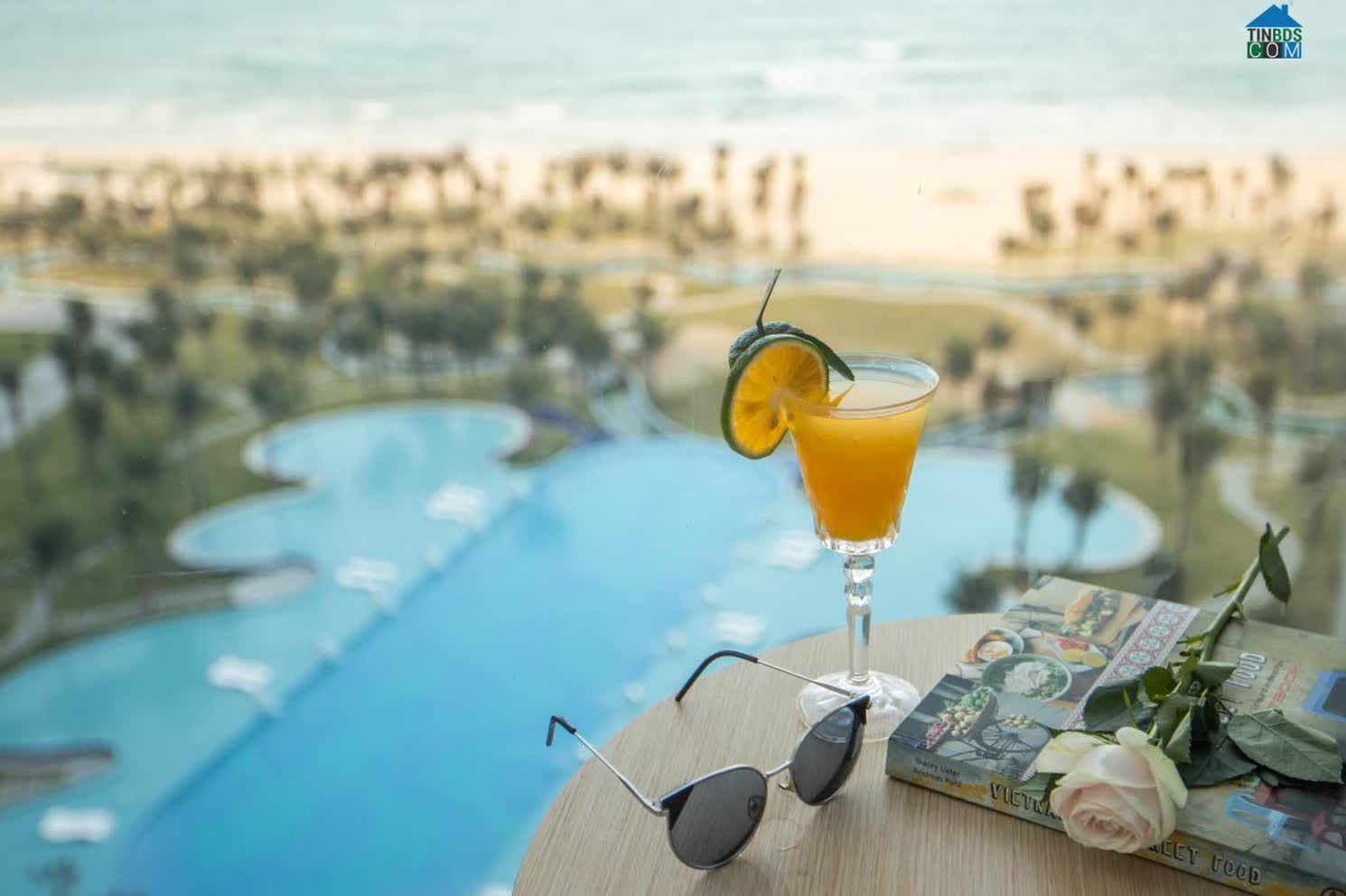 Góc nhìn từ ban công căn hộ The Arena trực diện và ngập tràn sắc xanh của biển Bãi Dài - top 10 bãi biển đẹp nhất hành tinh.