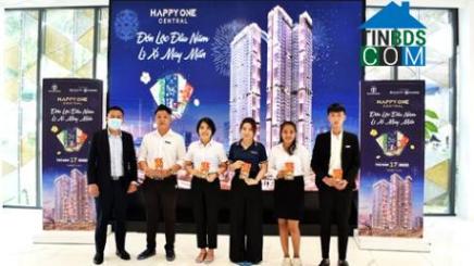 Đại diện chủ đầu tư “thưởng nóng” đầu năm cho chuyên viên tư vấn.